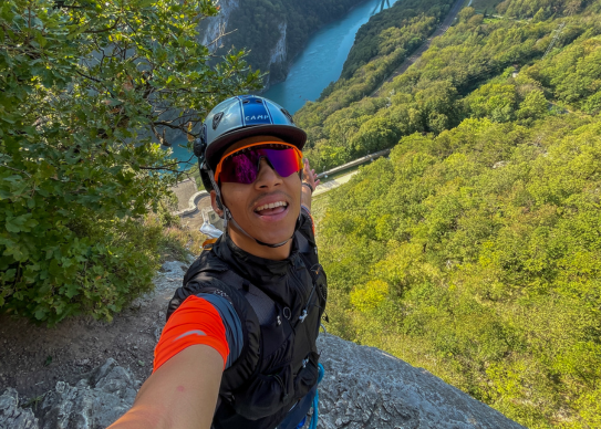 Grimpeur sur une via ferrata au dessus du Rhône