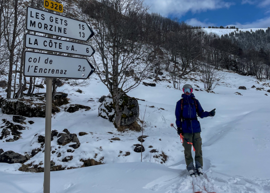 Skieur en stop au bord d'une route